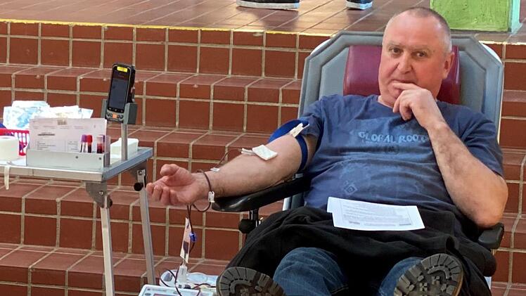 Für Armin Weigel aus Geusfeld ist es selbstverständlich, auch in der jetzigen Zeit Blut zu spenden.    Michael Will / BRK