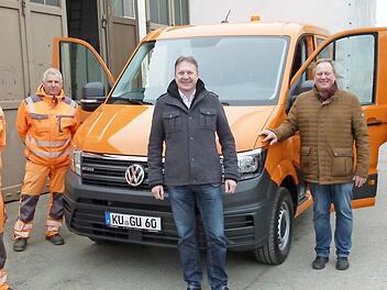 Heinz Popp, Manfred Pietruska, Geschäftsführer Michael Krasser von der Firma Nützel, Bürgermeister Volker Schmiechen und Verkaufsberater Heinz Gundler (von links) bei der Übergabe des neuen Autos.  Foto: Werner Oetter