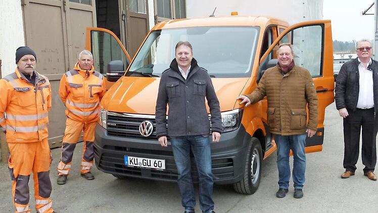 Heinz Popp, Manfred Pietruska, Geschäftsführer Michael Krasser von der Firma Nützel, Bürgermeister Volker Schmiechen und Verkaufsberater Heinz Gundler (von links) bei der Übergabe des neuen Autos.  Foto: Werner Oetter