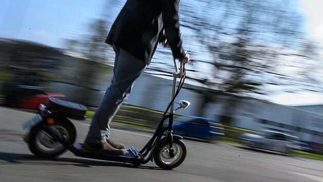 Kollision mit Kleinwagen in Schweinfurt: E-Rollerfahrer prallt gegen Windschutzscheibe
