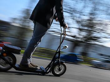 Kollision mit Kleinwagen in Schweinfurt: E-Rollerfahrer prallt gegen Windschutzscheibe