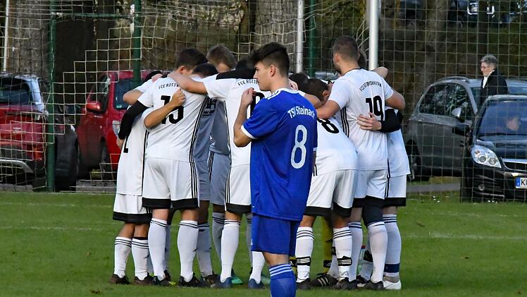 Etwas verlassen wirkt Aaron Friedel. Im Kreis der Rottershäuser findet sich jedenfalls, und das verständlicherweise, kein Platz für den Steinacher Kicker. Foto: Hopf