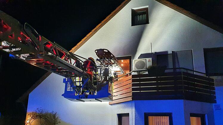 Rettung über Drehleiter - Feuerwehr Bubenreuth holt Patienten vom Balkon