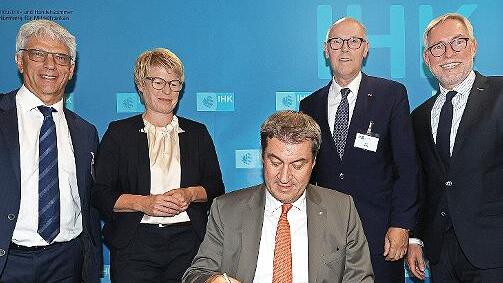 Im Rahmen der Ehrung stand auch der Eintrag ins IHK-Ehrenbuch an (v. l.): IHK-Präsident Armin Zitzmann, Veronika Grimm, Ministerpräsident Markus Söder, Adolf Wedel und IHK-Hauptgeschäftsführer Markus Lötzsch.