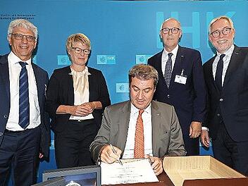 Im Rahmen der Ehrung stand auch der Eintrag ins IHK-Ehrenbuch an (v.&nbsp;l.): IHK-Pr&auml;sident Armin Zitzmann, Veronika Grimm, Ministerpr&auml;sident Markus S&ouml;der, Adolf Wedel und IHK-Hauptgesch&auml;ftsf&uuml;hrer Markus L&ouml;tzsch.