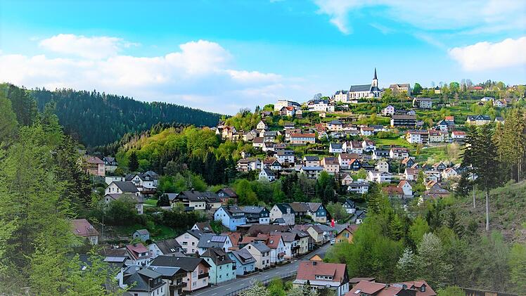 Wilhelmsthal ist eingebettet im Naturpark Frankenwald, zwischen dichten Wäldern und idyllischen Bachtälern