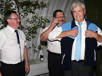 Das wurde ja auch Zeit! Gleichzeitig mit der Goldenen Ehrennadel bekam Bürgermeister Bernhard Storath (rechts) von dem Ebensfelder Vorstands-Duo Martin Zellmann (Mitte) und Friedrich Böhmer die offizielle Kleintierzüchter-Vereinsweste überreicht. Fotos: Berthold Köhler