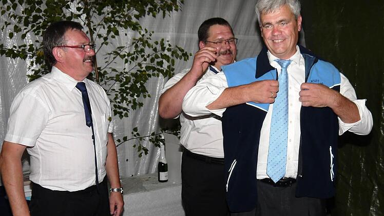 Das wurde ja auch Zeit! Gleichzeitig mit der Goldenen Ehrennadel bekam Bürgermeister Bernhard Storath (rechts) von dem Ebensfelder Vorstands-Duo Martin Zellmann (Mitte) und Friedrich Böhmer die offizielle Kleintierzüchter-Vereinsweste überreicht. Fotos: Berthold Köhler