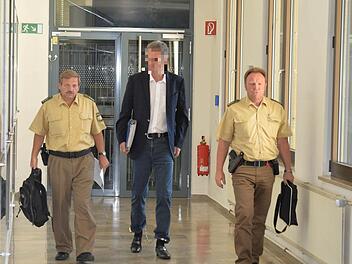 Ulrich S. auf dem Weg in den Gerichtssaal. Foto: Ronald Rinklef
