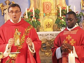 Die Priester Jaroslaw Nowaszczuk (l.) und Christian Bouwé gestalten die Gottesdienste. Fotos: Johanna Blum