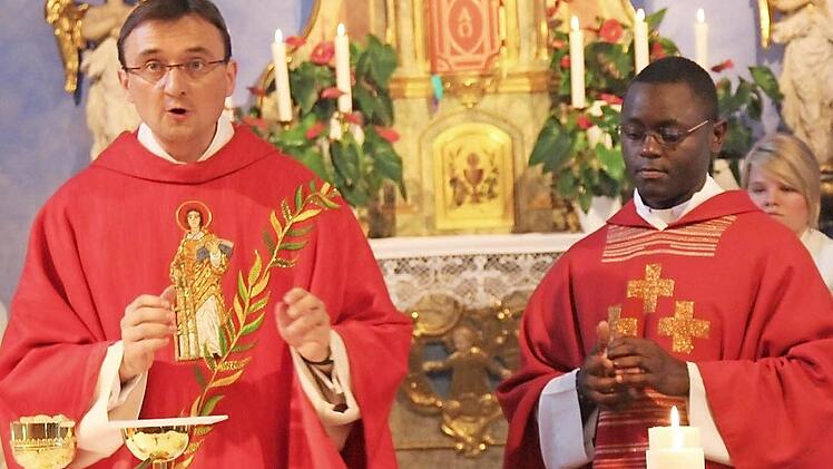 Die Priester Jaroslaw Nowaszczuk (l.) und Christian Bouwé gestalten die Gottesdienste. Fotos: Johanna Blum