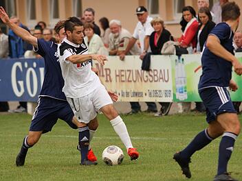 Mit sechs Treffern ist Dinis Ribeiro (weißes Trikot) bisher erfolgreichster Sander Torschütze und will sein Konto in Bamberg weiter aufbessern.