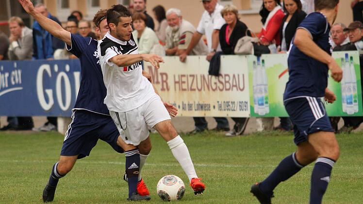 Mit sechs Treffern ist Dinis Ribeiro (weißes Trikot) bisher erfolgreichster Sander Torschütze und will sein Konto in Bamberg weiter aufbessern.