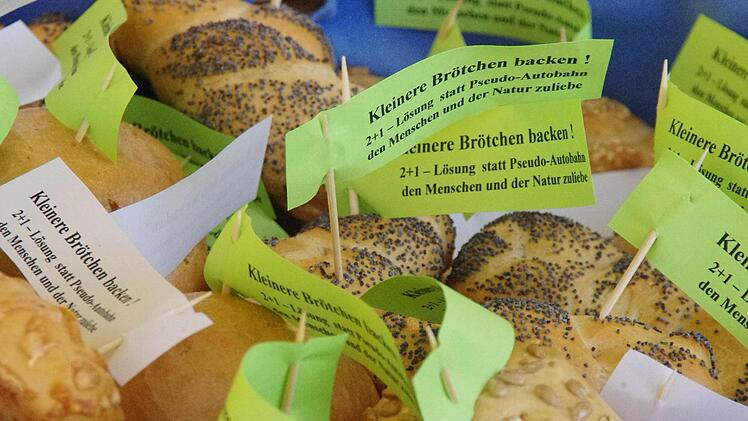 Brötchen und Mohnzöpfe sollten den Entscheidungsträgern und den Befürwortern einer großen Ausbaulösung das erneute Nachdenken über eine kleinere Alternative schmackhaft machen.