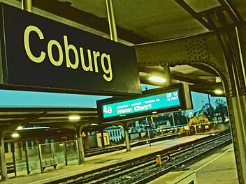 Kommt Bewegung in den Coburger Bahnhof oder macht der ICE einen Bogen darum? Eine Potenzialanalyse soll den Bedarf für einen Systemhalt aufzeigen. Dafür wurde im Kronacher Kreisausschuss geworben. Mit 5000 Euro wird der Kreis das Vorhaben unterstützen. Foto: Jochen Berger