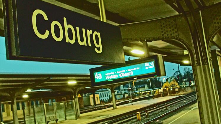 Kommt Bewegung in den Coburger Bahnhof oder macht der ICE einen Bogen darum? Eine Potenzialanalyse soll den Bedarf für einen Systemhalt aufzeigen. Dafür wurde im Kronacher Kreisausschuss geworben. Mit 5000 Euro wird der Kreis das Vorhaben unterstützen. Foto: Jochen Berger
