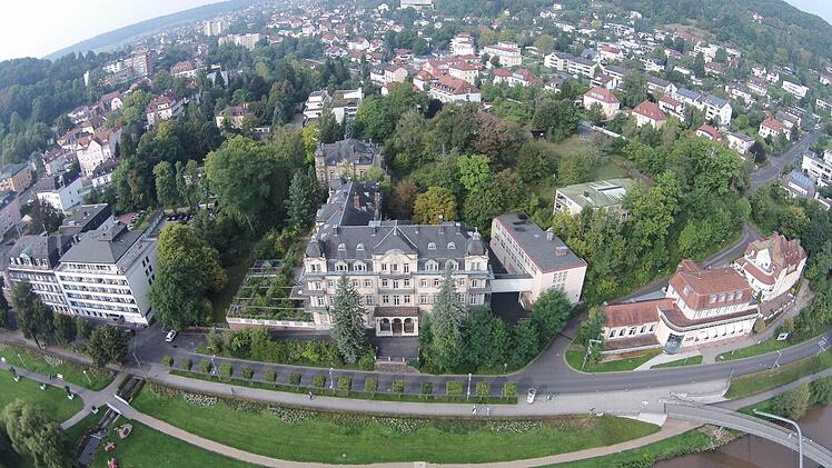 Der historische Fürstenhof (vorne), die Villa dahinter und das Schweizer Haus (rechts) sollen erhalten bleiben und durch mehrere Neubauten auf dem ehemaligen AWO-Gelände ergänzt werden. Foto: Saale-Zeitung