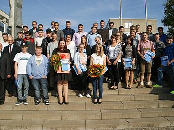55 Junghandwerkerinnen und Junghandwerker wurden am Samstag in Haßfurt von den Pflichten ihrer Ausbildungszeit freigesprochen und damit offiziell zu Handwerksgesellinnen und -gesellen. Dazu gratulierten herzlich die Obermeister, die Vertreter der Berufsschule, Kreishandwerksmeister Hans-Georg Häfner und Landrat Wilhelm Schneider (vorne von links).