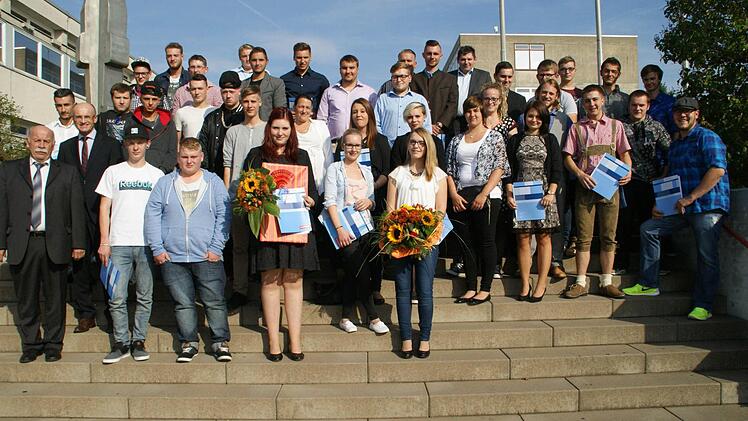 55 Junghandwerkerinnen und Junghandwerker wurden am Samstag in Haßfurt von den Pflichten ihrer Ausbildungszeit freigesprochen und damit offiziell zu Handwerksgesellinnen und -gesellen. Dazu gratulierten herzlich die Obermeister, die Vertreter der Berufsschule, Kreishandwerksmeister Hans-Georg Häfner und Landrat Wilhelm Schneider (vorne von links).