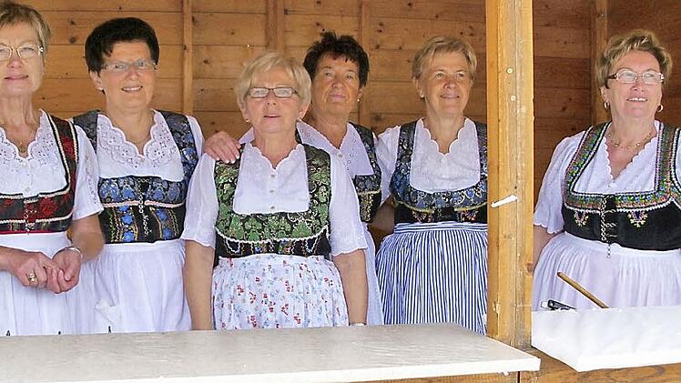 Die Frauen in der Arbeitstracht für Hausarbeiten in dem Holzhaus nach dem "Küchla-Wahnsinn" am Dorffest sind (von links): Marliese Güthlein, Annemarie Kraus, Gretl Scholz, Betty Köhler, Ursl Mirschberger und Anneliese Zuleger Fotos: privat