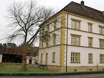 Auf der linken Seite des Amtsgerichts ist der Neubau eines Archivgebäudes mit Verbindungsgang zum Hauptgebäude geplant. Die markante Kastanie bleibt erhalten.  Foto: Gerda Völk