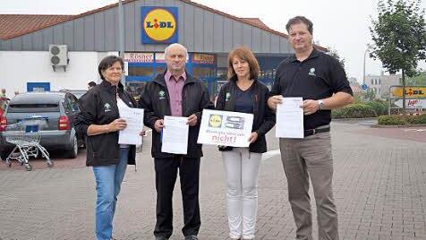 Vertreter des Bauernverbandes kamen, um im Ha&szlig;furter Lidl-Markt ihren Fragenkatalog zu &uuml;bergeben. Von links: Kreisb&auml;uerin Sieglinde Fackelmann (Kreisverband Schweinfurt), Kreisobmann Konrad Klein (Schweinfurt), Kreisb&auml;uerin C&auml;cilie Werner (Kreisverband Ha&szlig;berge) und Kreisobmann Klaus Merkel (Ha&szlig;berge).  Foto: Peter Schmieder