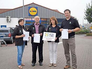 Vertreter des Bauernverbandes kamen, um im Haßfurter Lidl-Markt ihren Fragenkatalog zu übergeben. Von links: Kreisbäuerin Sieglinde Fackelmann (Kreisverband Schweinfurt), Kreisobmann Konrad Klein (Schweinfurt), Kreisbäuerin Cäcilie Werner (Kreisverband Haßberge) und Kreisobmann Klaus Merkel (Haßberge).  Foto: Peter Schmieder