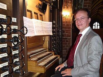 Burkhard Ascherl an der Kathedralorgel von Pelplin. Foto: privat