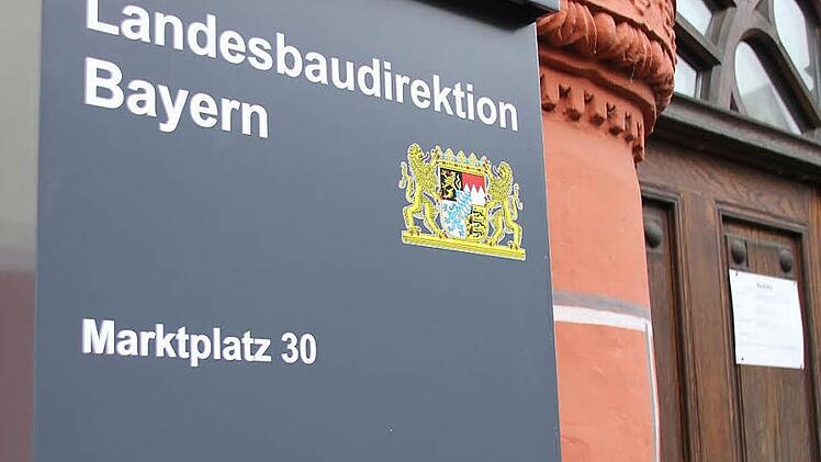 Am Briefkasten ziert der bayerische Löwe an der Eingangstür; im Hintergrund die Bautafel das Übergangsquartier der Baudirektion.  Foto: Ralf Kestel