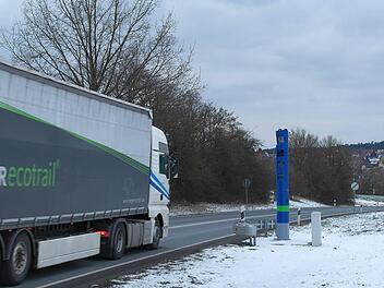 Kein Blitzgerät, sondern die erste Maut-Kontrollstelle im Landkreis: Die vier Meter hohe Säule steht bei Himmelkron an der B 303 in Fahrtrichtung Wirsberg.Peter Müller