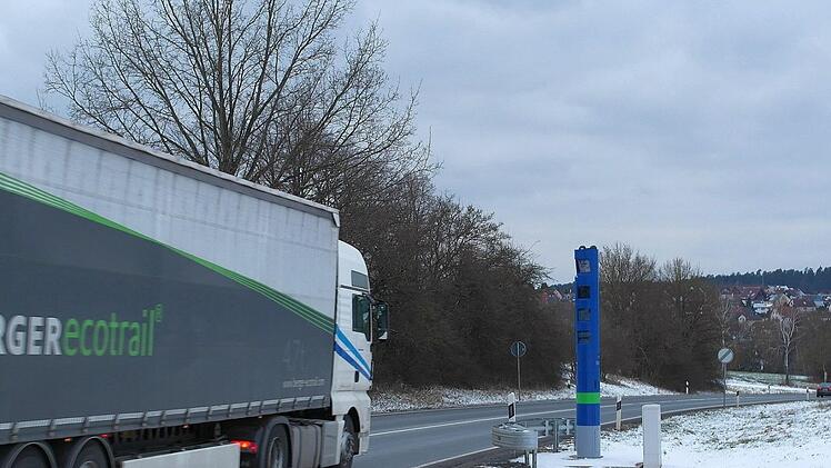 Kein Blitzgerät, sondern die erste Maut-Kontrollstelle im Landkreis: Die vier Meter hohe Säule steht bei Himmelkron an der B 303 in Fahrtrichtung Wirsberg.Peter Müller