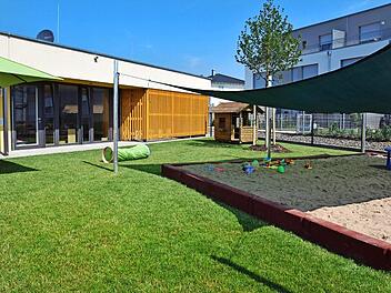 Im Außenbereich der neuen städtischen Kinderkrippe im Osterfeld in Haßfurt steht den Kindern neben den Spielgeräten ein sehr großer Sandkasten unter einem Sonnensegel zur Verfügung und "ordentliche" Bäume spenden jetzt schon genügend Schatten. Fotos: Ulrike Langer