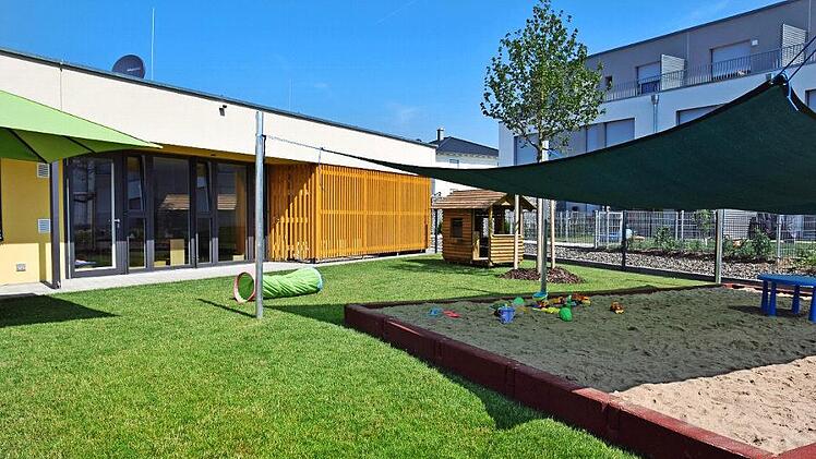 Im Außenbereich der neuen städtischen Kinderkrippe im Osterfeld in Haßfurt steht den Kindern neben den Spielgeräten ein sehr großer Sandkasten unter einem Sonnensegel zur Verfügung und "ordentliche" Bäume spenden jetzt schon genügend Schatten. Fotos: Ulrike Langer