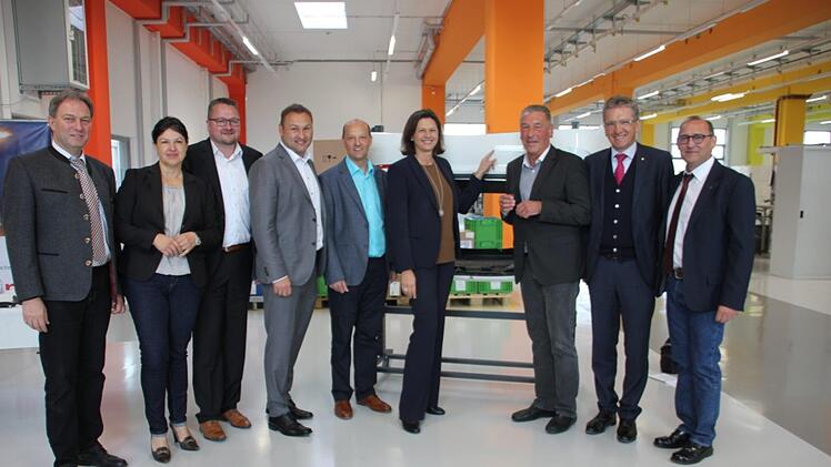 Ilse Aigner bekam Einblicke in die Produktion bei Petz Industries. Die zahlreichen Vertreter aus der heimischen Wirtschaft und Politik brachten aber auch regionale Probleme und Sorgen auf den Tisch. Foto: Veronika Schadeck