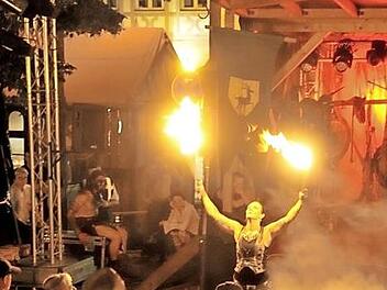 Eine Feuershow gab es beim großen Abendkonzert auf dem Marktplatz.