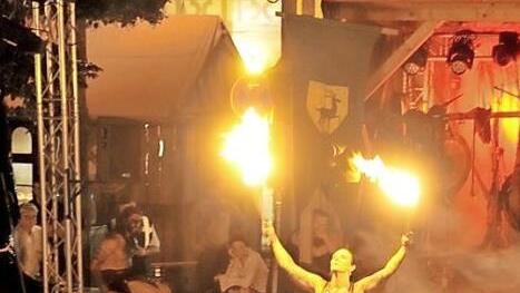 Eine Feuershow gab es beim großen Abendkonzert auf dem Marktplatz.