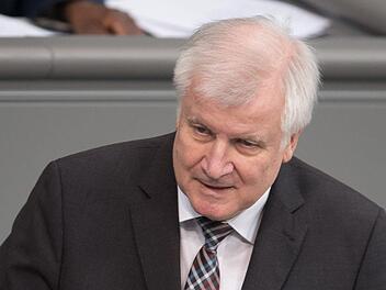 Ein Abschied auf Raten? Laut Medienberichten steht horst Seehofer unmittelbar vor dem R&uuml;cktritt vom CSU-Vorsitz. Foto: Soeren Stache/dpa