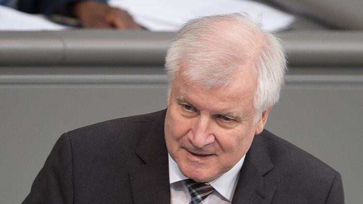 Ein Abschied auf Raten? Laut Medienberichten steht horst Seehofer unmittelbar vor dem R&uuml;cktritt vom CSU-Vorsitz. Foto: Soeren Stache/dpa