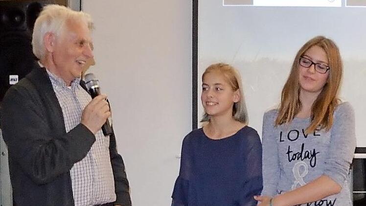 Klaus Fleischmann im Gespräch mit den Filmdarstellerinnen Karlotta Dauven und Leonie Blank Foto: Andrea Spörlein
