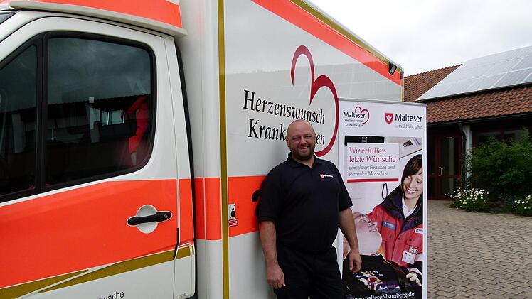 Projektkoordinator Christian Meyer am Herzenswunsch-Krankenwagen für Menschen in der letzten Lebensphase Foto: Marion Krüger-Hundrup