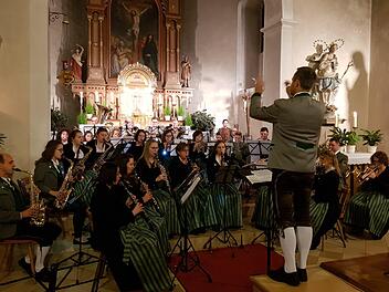 Unter anderem der Musikverein Stangenroth (Leitung Volker Metz) spielte in Stangenroths Pfarrkirche. Foto: Jürgen Schmitt