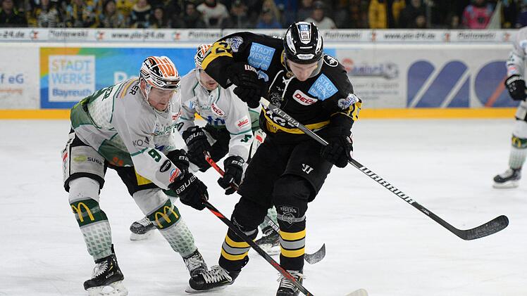 Maximilian Kislinger und die Bayreuth Tigers (rechts) setzten sich gegen Benjamin H&uuml;fner und Bietigheim durch. Foto: Peter Mularczyk