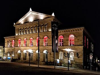 Rot beleuchtetes Landestheater Coburg: Zeichen der Solidarität mit der deutschen Veranstaltungswirtschaft in Zeiten der Corona-Krise.Foto: Jochen Berger