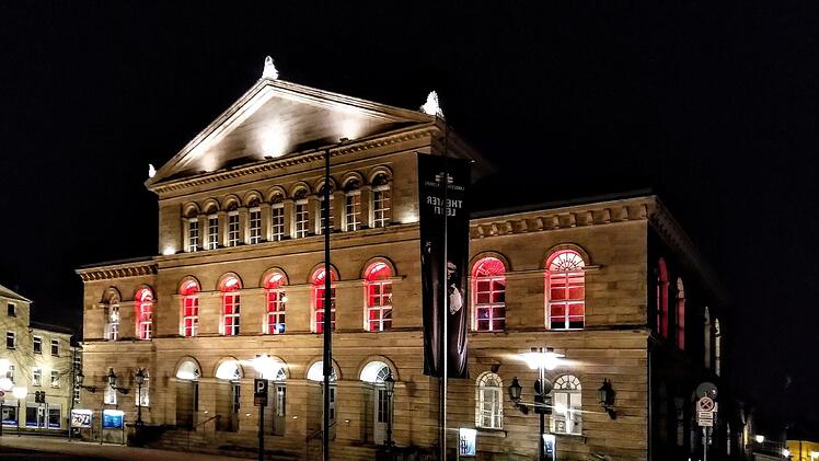 Rot beleuchtetes Landestheater Coburg: Zeichen der Solidarität mit der deutschen Veranstaltungswirtschaft in Zeiten der Corona-Krise.Foto: Jochen Berger