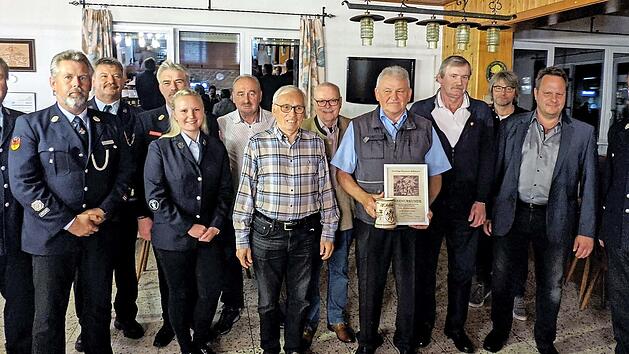 Die geehrten Feuerwehrleute mit den Vertretern der Feuerwehrführung und der Politik