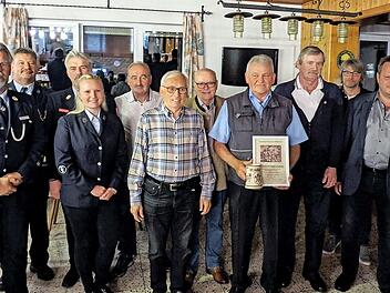 Die geehrten Feuerwehrleute mit den Vertretern der Feuerwehrf&uuml;hrung und der Politik