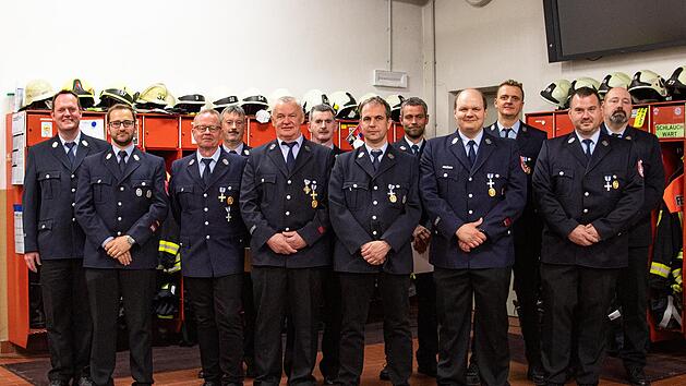 Die Feuerwehren ehrten: (v. li.) Kommandant Michael Krug (Bad Br&uuml;ckenau), Kommandant Christian K&ouml;tzner (Volkers), J&uuml;rgen Breitenbach, Kommandant J&uuml;rgen Scheller (R&ouml;mershag), Georg Karl, Kurt Scheller, Benjamin Henkel, Manuel Zeitz, Sven Wiesner, Heiko Zeier, Andreas Weber und Wolfgang Krug.