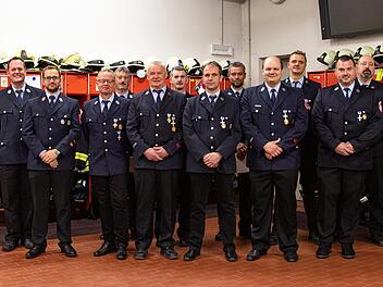 Die Feuerwehren ehrten: (v. li.) Kommandant Michael Krug (Bad Br&uuml;ckenau), Kommandant Christian K&ouml;tzner (Volkers), J&uuml;rgen Breitenbach, Kommandant J&uuml;rgen Scheller (R&ouml;mershag), Georg Karl, Kurt Scheller, Benjamin Henkel, Manuel Zeitz, Sven Wiesner, Heiko Zeier, Andreas Weber und Wolfgang Krug.