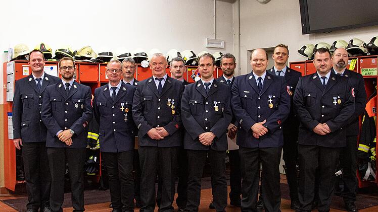 Die Feuerwehren ehrten: (v. li.) Kommandant Michael Krug (Bad Br&uuml;ckenau), Kommandant Christian K&ouml;tzner (Volkers), J&uuml;rgen Breitenbach, Kommandant J&uuml;rgen Scheller (R&ouml;mershag), Georg Karl, Kurt Scheller, Benjamin Henkel, Manuel Zeitz, Sven Wiesner, Heiko Zeier, Andreas Weber und Wolfgang Krug.