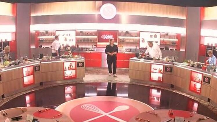 Mit einem Vorsprung von 9:0 für die Profis geht es in die zweite Runde. Hierfür hat sich Gastjurorin und ZDF-"Fernsehgarten"-Moderatorin Andrea Kiewel das Motto ausgesucht: Heimatküche neu-interpretiert.